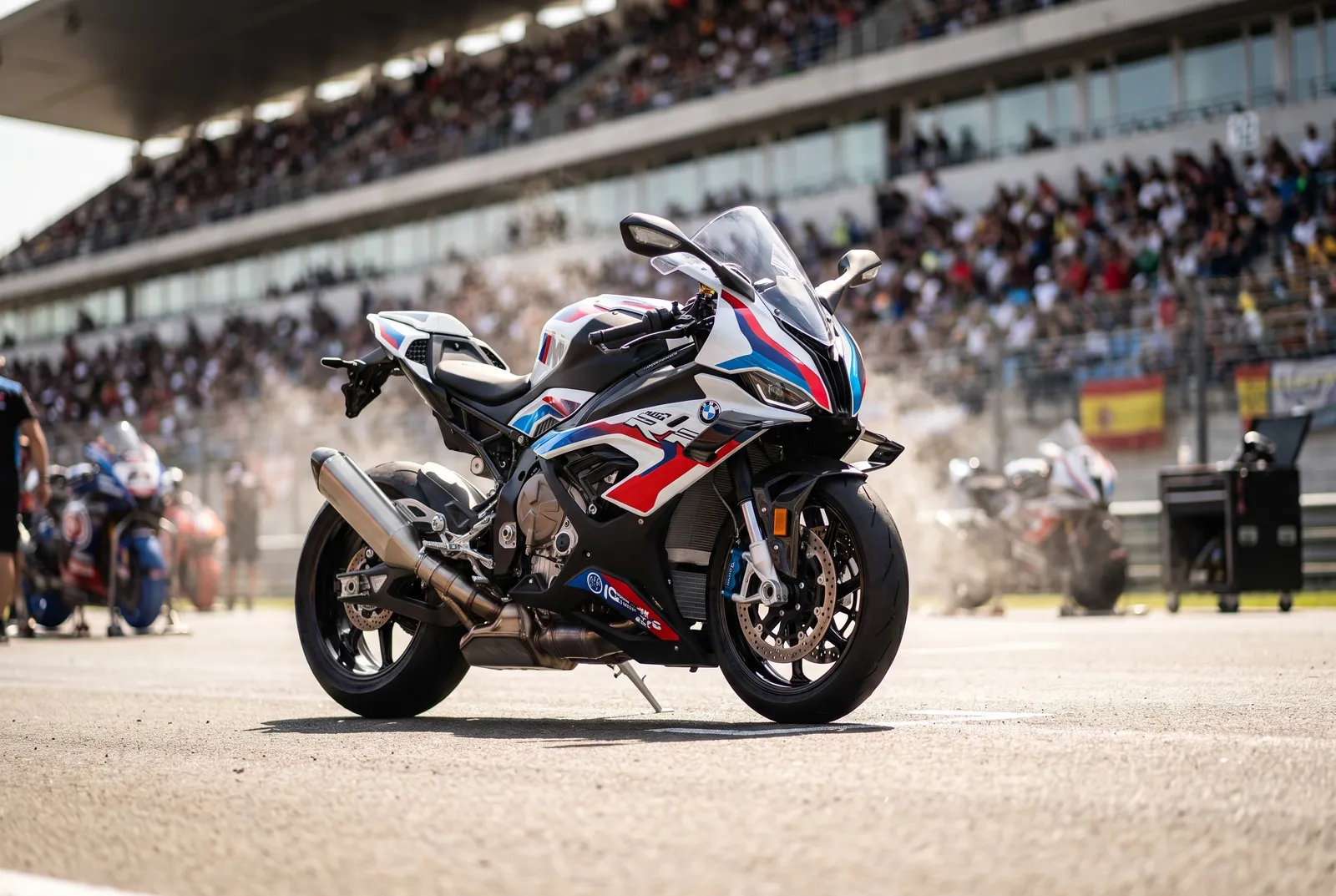 Der dreifache Superbike-Weltmeister Toprak Razgatlioglu blickt zurück auf seine Titel mit BMW und erklärt offen, warum der Fahrer in der WorldSBK mehr bewirken kann als in der MotoGP.